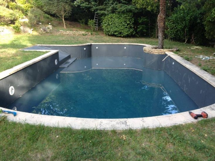 Piscine en cours de remplissage